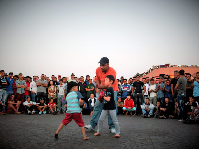 フナ広場で子どもがボクシングに参戦 モロッコ個人旅行記